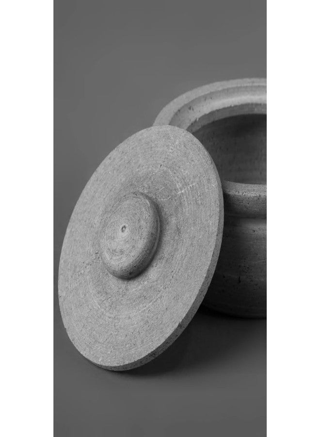 80's Cookware وعاء تخزين تقليدي من حجر الصابون مع غطاء - حجم صغير (القطر: 15 سم، السعة: 1000 مل، الوزن: 2 كجم) | مثالي لتخزين اللبن الرائب والملح والمخلل والتمر الهندي | لون رمادي طبيعي - Image 2